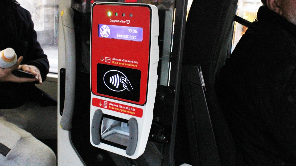 Biljetten i mobiltelefonen behöver inte längre visas upp för chauffören när den nya appen lanserats. En QR-kod scannas i stället i en ny biljettläsare som redan finns på plats på bussarna.

