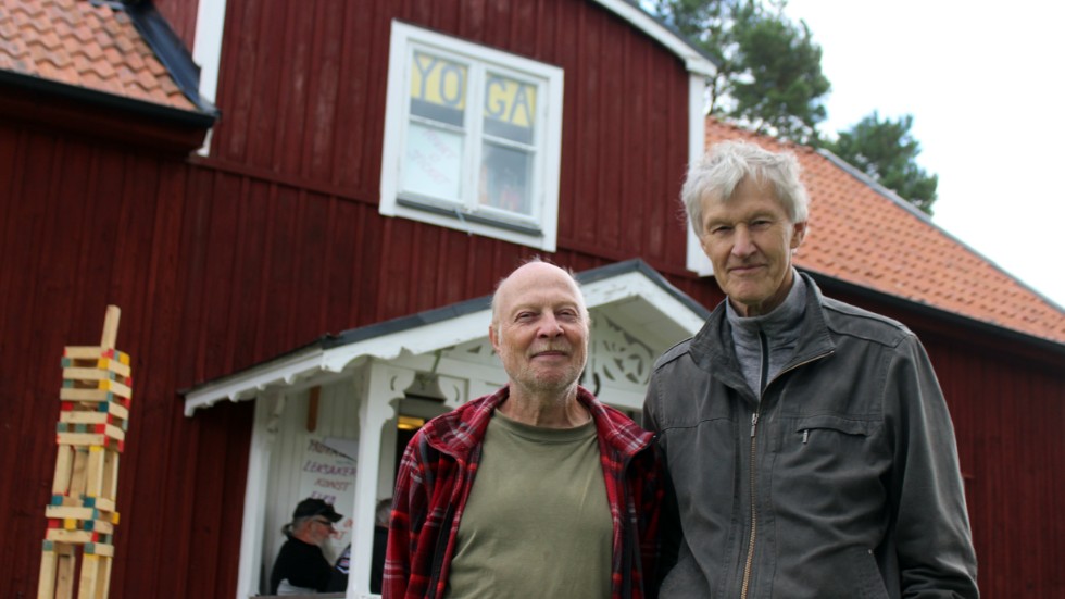 Gamla Hemmet i Västra Husby har renoverats av hembygdsföreningens eldsjälar. Från vänster: Berndt Prytz och Åke Öberg.