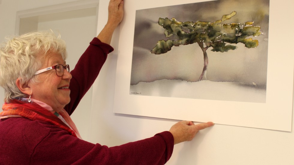 Jakobs Lena Danielsson är konstnären som gillar det oförutsägbara. Här hänger hon upp verket "Trädet på Österlen".