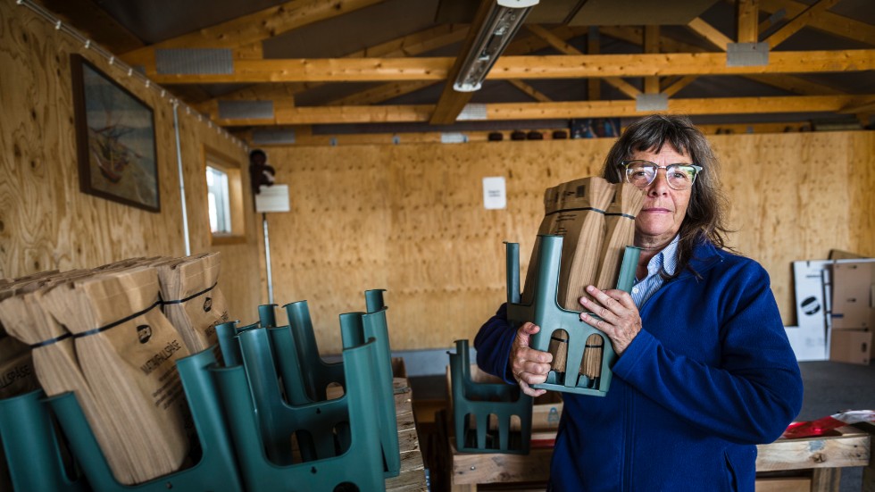 Uppsalabon Cecilia Raud hämtar en ny sophållare och papperspåsar till sitt matavfall på återvinningsstationen i Boländerna.