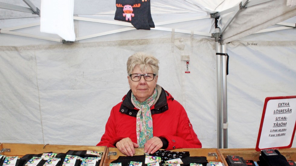 Gunnel Karlsson säljer strumpor och har varit försäljare på Gamleby marknad i 20 år. 