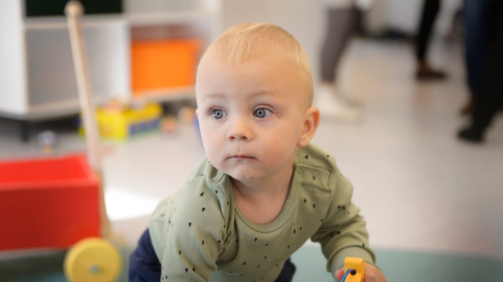 Emil Benckert, 10 månader, var en av öppna förskolans första besökare tillsammans med mamma Annika Benckert. 