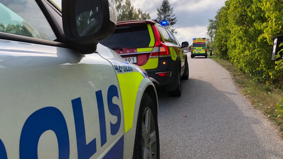 Räddningstjänst, polis och ambulans larmades på fredagseftermiddagen till Riksvägen i Mantorp efter att en bil brakat in i en trädgård.