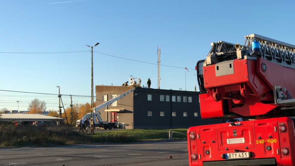 "Vi har hittat en glödbrand i takkonstruktionen", säger Caroline Carlheim, inre befäl, Räddningstjänsten Östra Götaland.