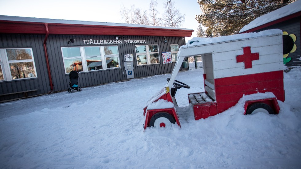 Fjällbackens förskola i Jokkmokk har tvingats stänga två avdelningar efter att Anticimex uppmätt dålig luftkvalitet.