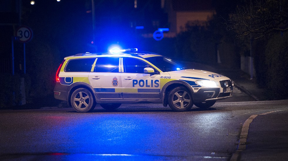 En man i 40-årsåldern misstänks för rattfylleri, alternativt drograttfylleri efter att ha kört in i en skyddsvagn på Vallsundsvägen.