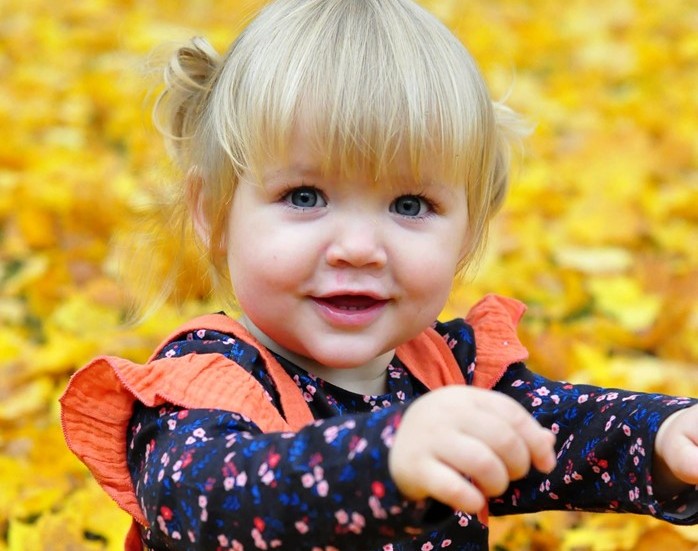 En bild på min dotter Malou i höstlöven.