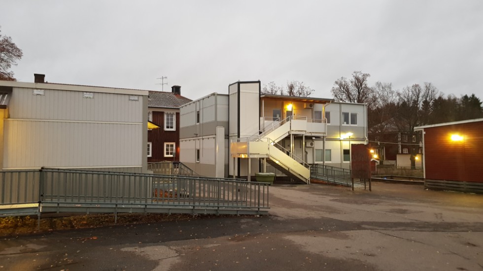 Dagsbergs skola är fortfarande ett stort lådbygge, trots många års planer på att bygga en ny skola, menar Joakim Appelqvist.