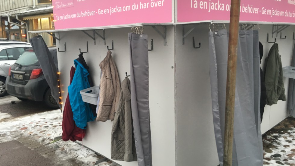 Årets vägg för insamling av varma kläder för behövande Uppsalabor står i Boländerna.