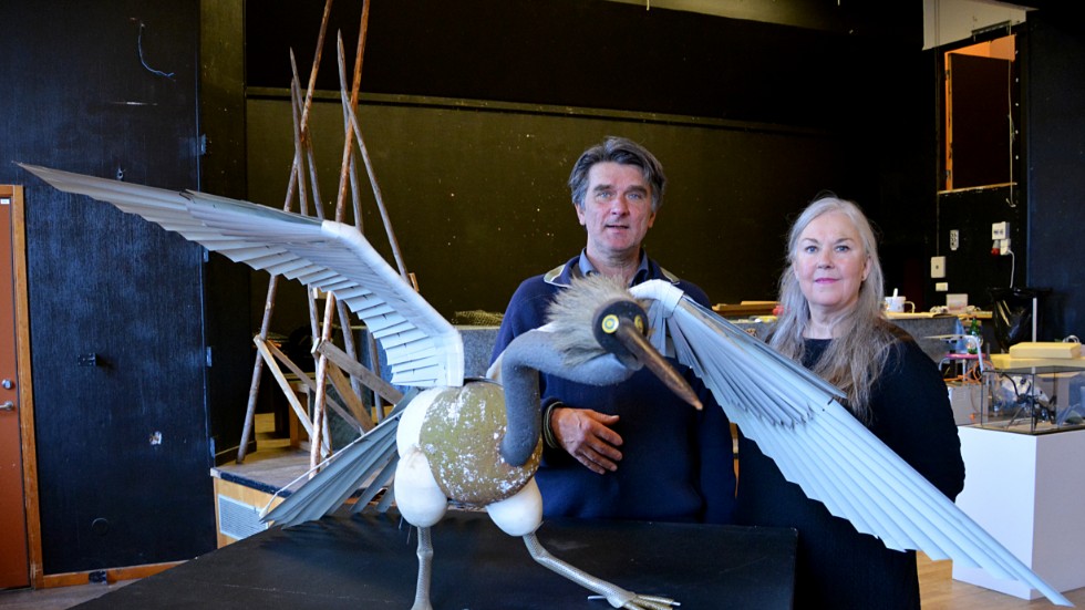 Lise-Lott Gustafsson Moschiri (till höger) tror Eric Langerts konst kan inspirera både vuxna och barn till lek med material och skapande. Den här tranan har till exempel vingar av persienner.