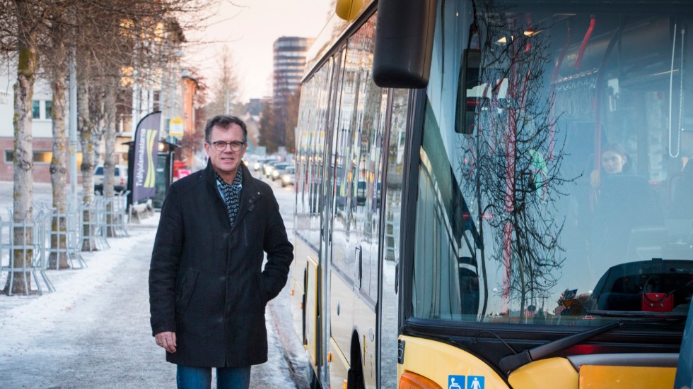 Kommunalrådet Anders Lundqvist (S) gläds åt det nya bussavtalet. 
