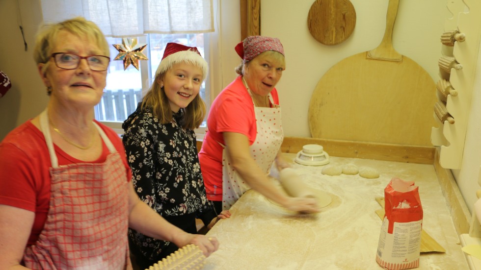 Gunnel Fjällström, Saga Pärlerstrand och Britt-Inger Lundin fick kavla så mjölet yrde för att möta den stora efterfrågan på hembakat bröd.