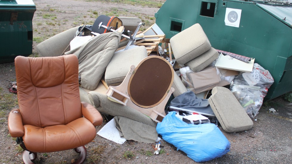 Möbler och skräp har dumpats vid återvinningsstationen vid godsmagasinet i Hultsfred. Magnus Sandström, regionchef på FTI hoppas att den planerade upprustningen ska få folk att tänka till.