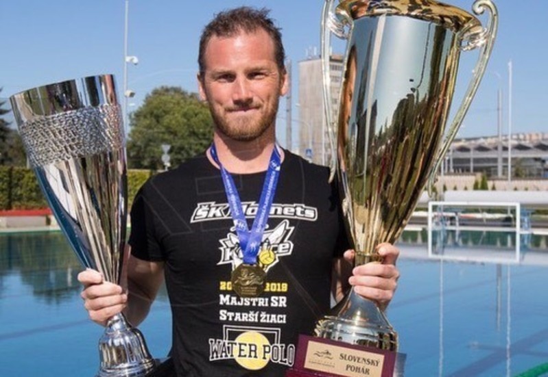 Linköpings vattenpolostjärna Christopher Vang blev i helgen slovakisk cupmästare när han vann med Hornets från Kosice.