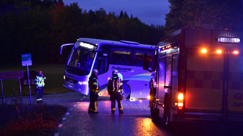 Det är oklart vad bussen gjorde på Gamla Runtunavägen. En teori är att den svängt av E4, där det tidigare på kvällen var totalstopp efter en singelolycka, och skulle ta en omväg.