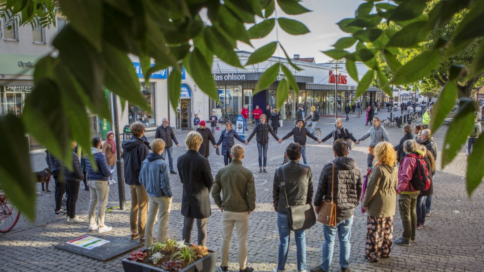 På flera håll i Sverige arrangerades under tisdagen "Cirklar av tystnad". Syftet var att manifestera mot tvångsutvisningarna till Afghanistan. 