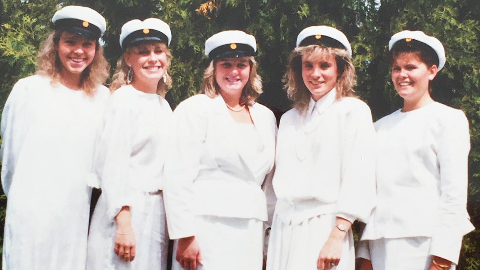 Fem studenter 1987. Fr.v Maria Berggren, Petra Jonsson, Anneli Jonsson, Ulrika Rendahl, numera även Attås, och Lotta Hansson, numera Samuelsson.