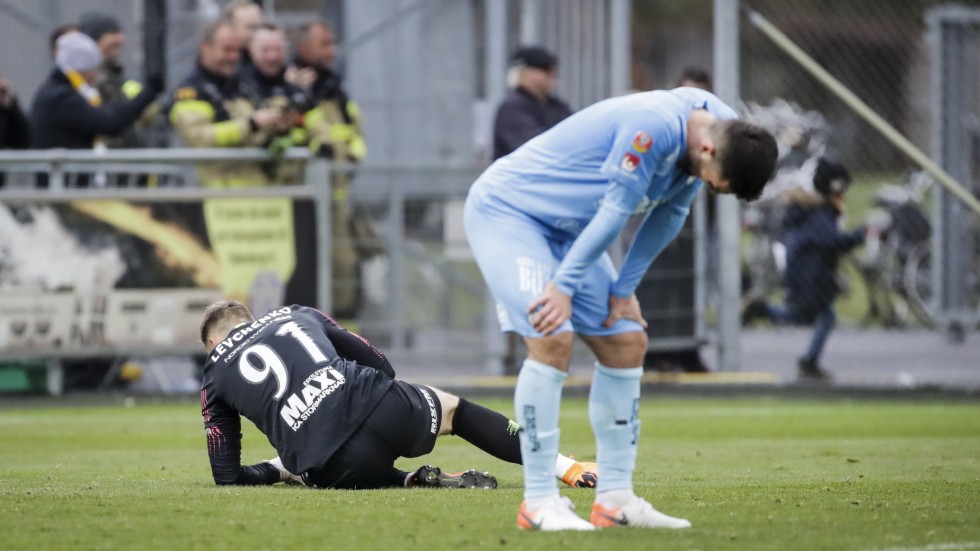 Kadir Hodzic och målvakten Ihor Levchenko deppar sedan Falkenberg i matchens sista minut gjort 1–0 och därmed åker AFC ur Allsvenskan och Falkenberg klarar sig kvar.