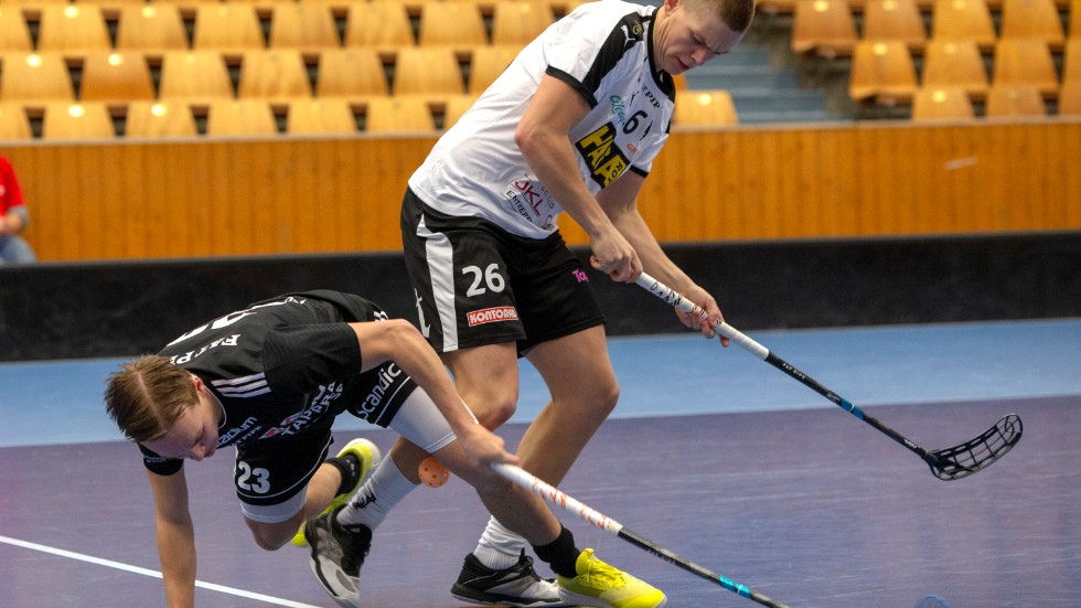 August Forsberg, FBC, och Adam Wastesson, Åby, i en av många tuffa dueller lagen emellan.