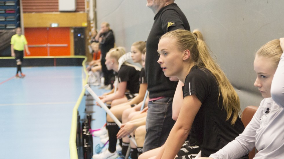 Säsongen kan, efter en och en halv match, vara över för FBC-backen Stina Karlsson. Bakom henne, tränaren Kent Olsson.
