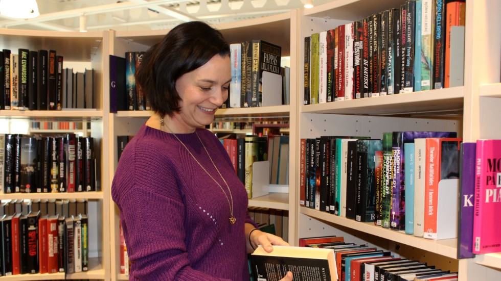 Therese Källholm, bibliotekschef, i sitt rätta element ute i biblioteket. 