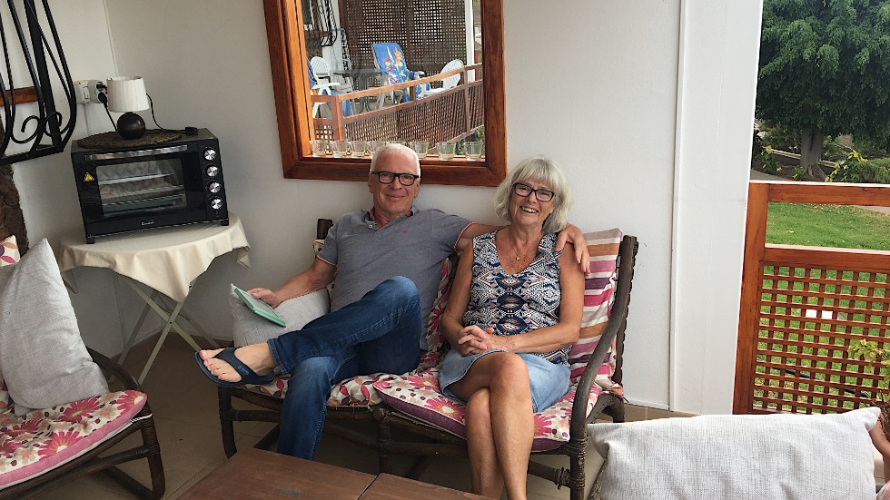 Hans Östlund och Ingrid Bågvik säger sig ha det bra i San Agustin på Gran Canaria. "Går ingen nöd på oss, men det känns overkligt. Lite som science fiction", säger Ingrid Bågvik från Hultsfred.