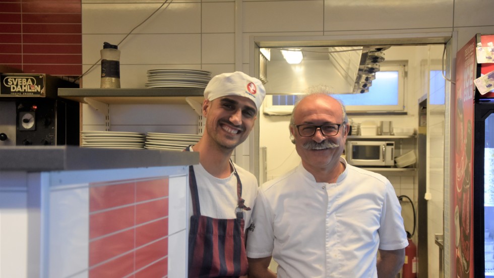 Danyar Mohammed och Alfaredo Rahmani är arbetskompisar på pizzerian i Jokkmokk som blev centrum för uppmärksamhet från media under en decemberkväll för tre år sedan. 

