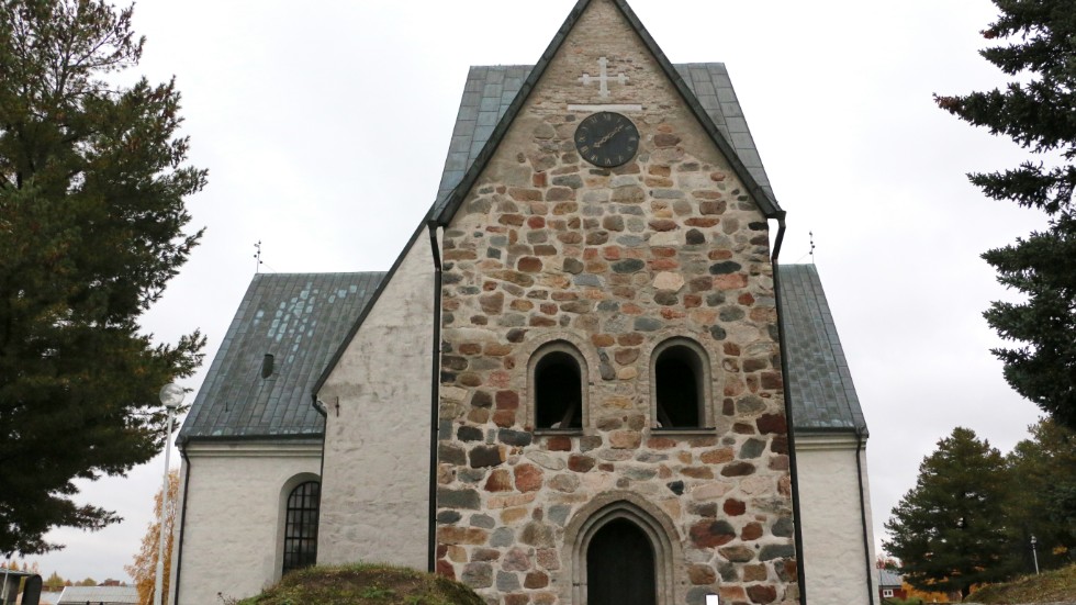 En av kyrkorna som finns med i boken är Öjeby kyrka som började byggas omkring år 1500. Klocktornet intill är ännu äldre och fungerade troligen som ett slags gillehus från början. Då hade det bara ett våningsplan.
