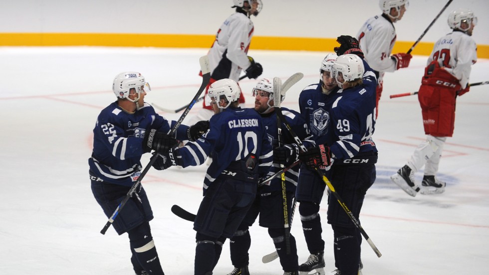 Första målet i den nymålade hallen. Niclas Claesson gjorde första målet för GIK.