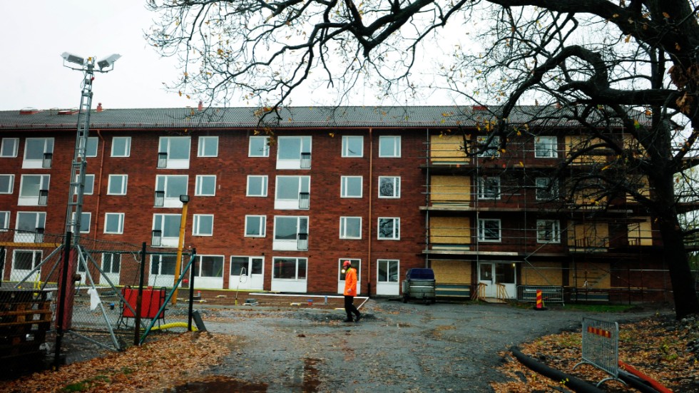Omkring 40 nyinflyttade personer, som fått jobb i Västerviks kommun, har hittills i år fått gå före i bostadskön.