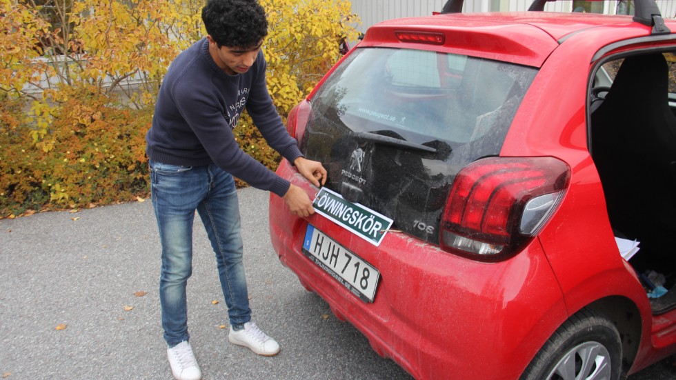 För Ali Ahmad Akbari kan körkortet vara livsavgörande. Det ökar hans chanser att få ett jobb, så att han kanske får stanna i Sverige.