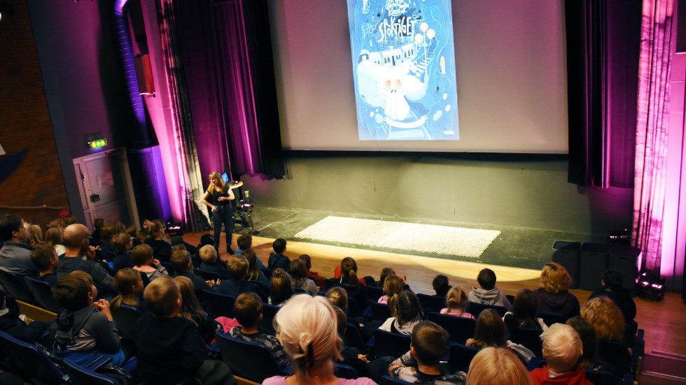 Elever från lågstadiet fick träffa författern och illustratören Jonna Björnstjerna som gjort böckerna om Den underbara familjen kanin. 