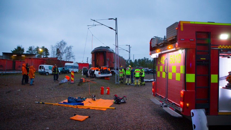På räddningstjänstens övningsfält i Hulje är dramatiken ofta stor. Övningen av insatsen där ett tåg kört på en bil på spåret var viktig både för SJ-personalen och räddningstjänstens egna personal för att hålla sig ajour.