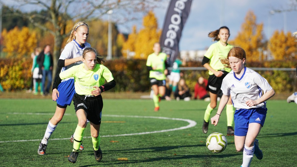 Ella Lundin i den gula tröjan till vänster, med blicken mot bollen. 