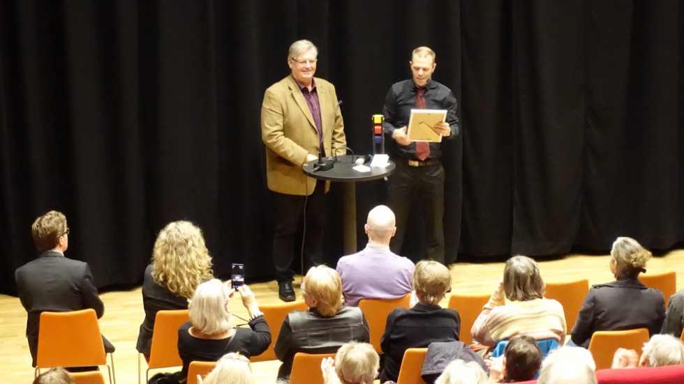 Torbjörn Forsman (t v) tog emot 2019 års ordpris på Storbrunn i Östhammar på lördagen. Bakom priset står styrelsen i Östhammars litteraturförening.

