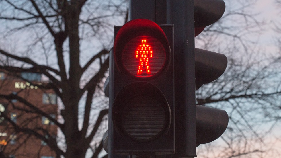 Kommunens redovisning illustreras av revisionsbyrån med ett rött trafikljus.