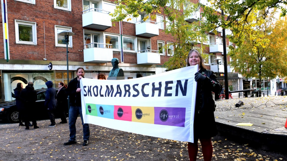 Piteå var en av tolv städer som på söndagen demonstrerade mot nedskärningar i skolan. Nell Nordström deltog tillsammans med Martin Stenbro.