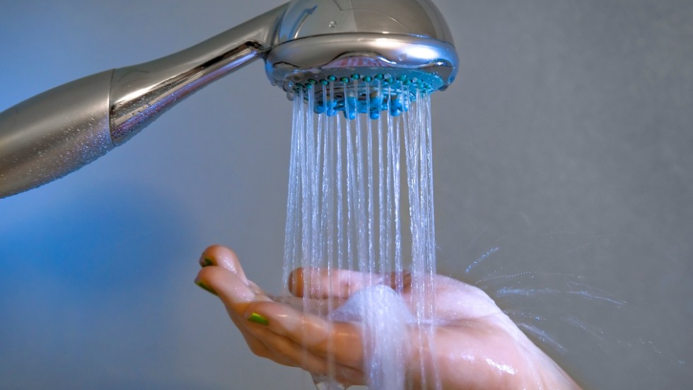 Det vanligaste smittstället är duschen och rutiner för egenkontroll som regelbunden spolning av varm- och kallvatten sänker halterna av bakterien.