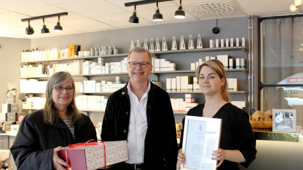 Årets pristagare uppvaktades med diplom och tårta. Från vänster Eva Svensson (C), Jacob Käll (C) och pristagaren Aina Wiger. 
