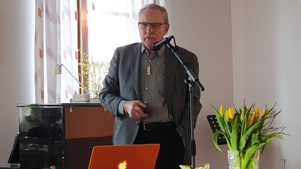 Flygaren John-Olof Holmström berättade om sitt liv och sina äventyr för ett 50-tal personer vid Ekebergskyrkans söndagcafé i Virserum.
