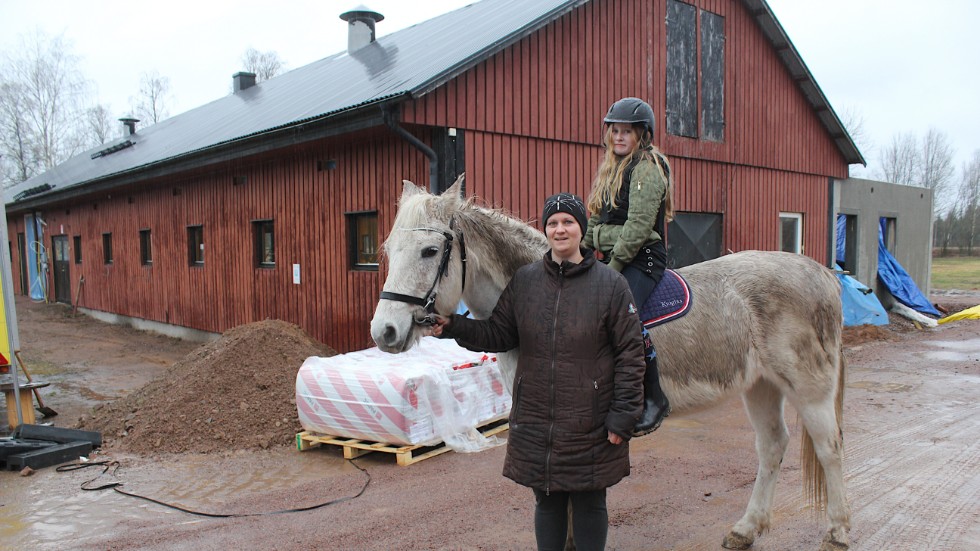 Under tiden ridskolestallet byggs om ligger verksamheten nere och bara privata hästar finns i Kristineberg. Som Aragon som ägs av Annika Franssons familj. På hästryggen sitter Jaclyn Wright.