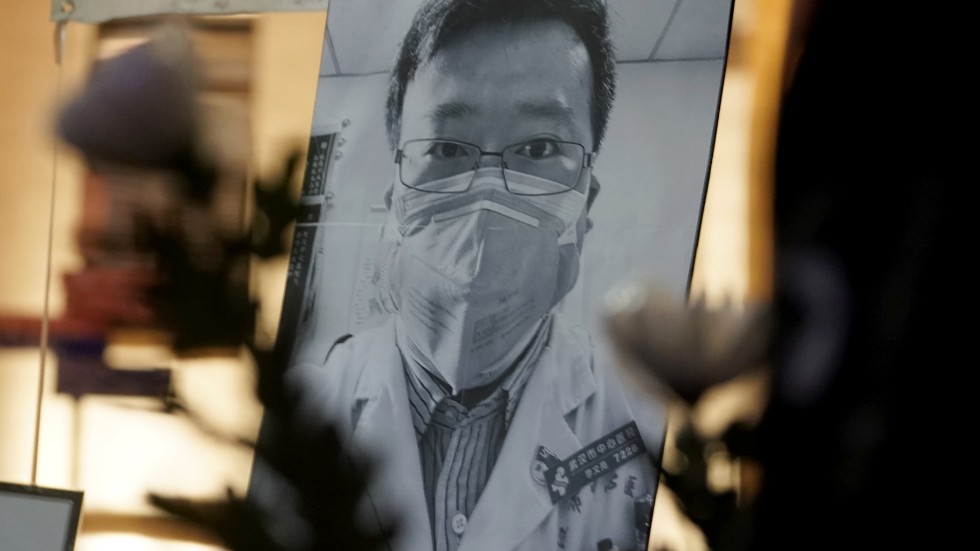 En sorgemanifestation över läkaren Li Wenliang som slog larm om virusutbrottet i Wuhan. Nu ber polisen om ursäkt för hur han behandlades. Arkivbild.