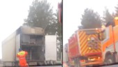 Lastbilssläp i svårsläckt brand på E 20