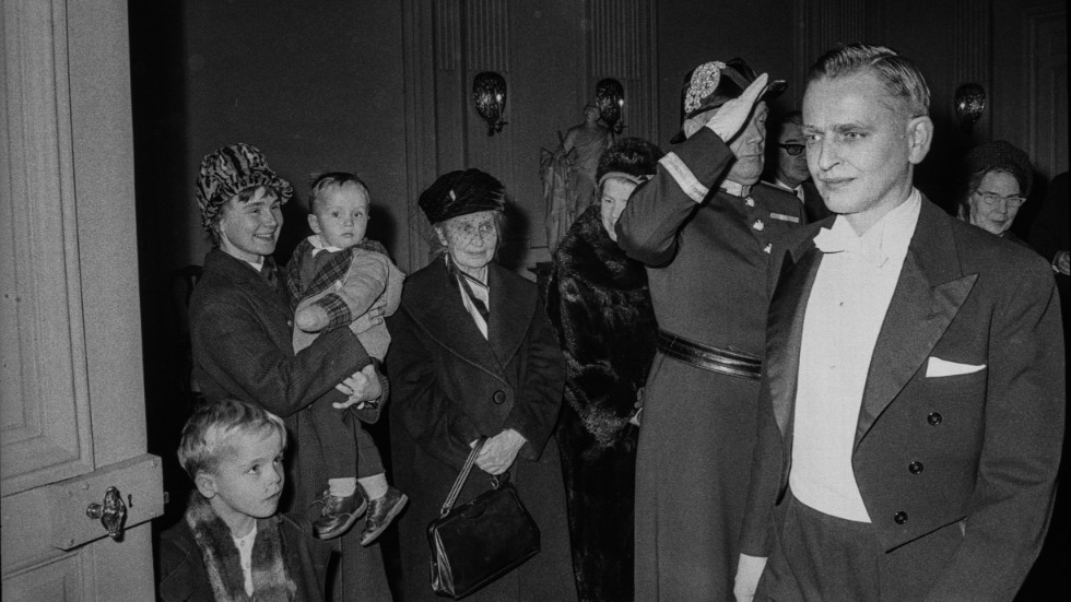 Här ser vi Olof Palme på väg till sin första "statsrådsförsäkran" hos Kungen 1963. 