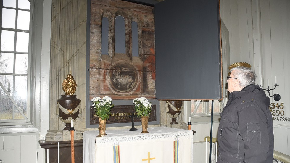 Erik Larsson begrundar målningen som döljer sig bakom altartavlan och som sägs ha anor från 1100-talet.