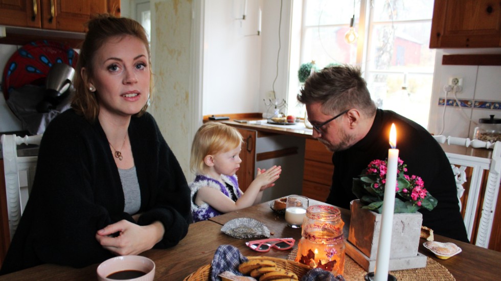 Emelie Engberg och Mattias Gustafsson drog igång Julhjälpen inför julen 2018. Initiativet får en fortsättning även i år. 
I mitten dottern Caisa Gustafsson.