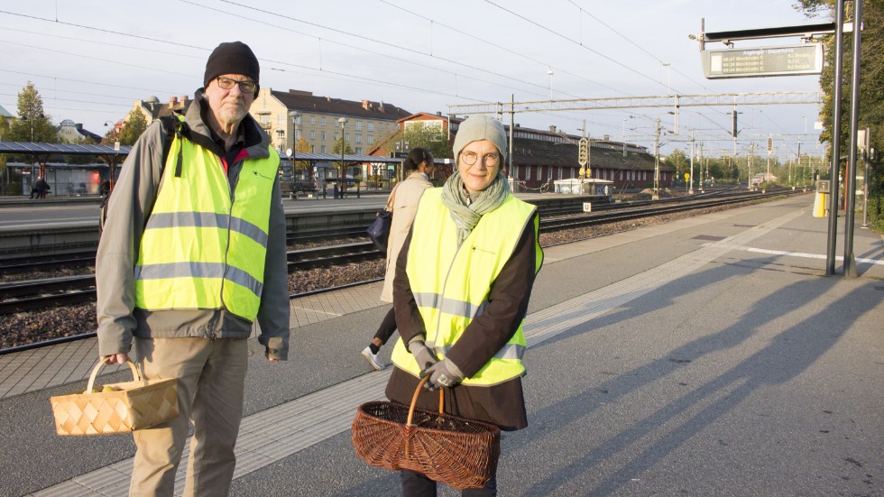 Göran Svenningson och Hanna Stahle från Naturskyddsföreningen i Katrineholm delade ut äpplen på stationen för att uppmärksamma klimathotet.