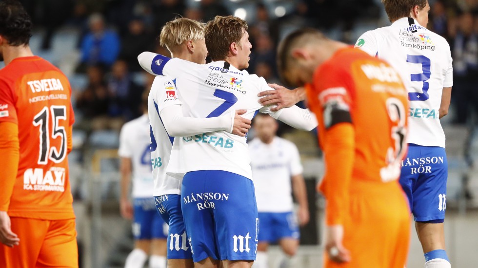 Alexander Fransson, Pontus Almqvist och Rasmus Lauritsen firar efter "Alles" andra och IFK:s fjärde mål. 