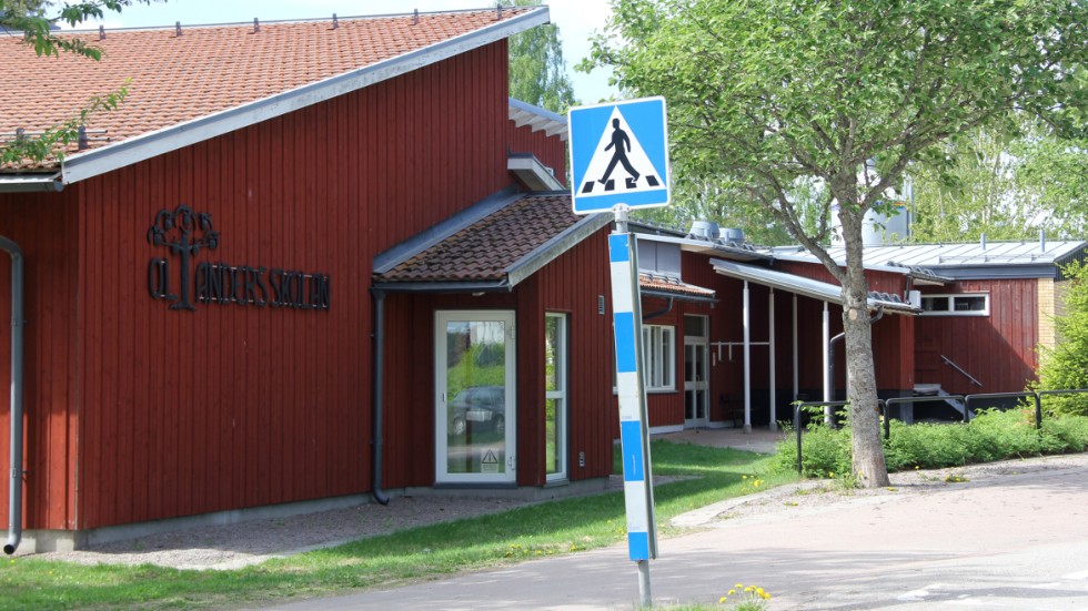 Ett hakkors på en vägg på Ol Anders-skolan i Skärplinge har fått både skolledning och kommun att agera.