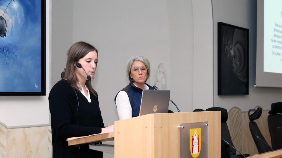 Projektledarna Micaela Lundgren och Jessica Lindh informerar anställda i kommunen om Heltidsresan.